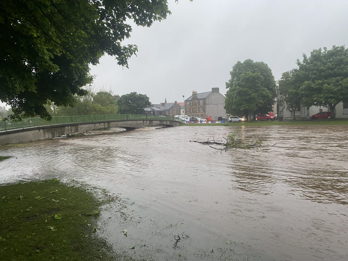 The multi-agency flood response group will continue to monitor the situation closely following the impact of heavy rain. Precautionary measures have been put in place in Musselburgh. The public are urged to stay away from the riverbank until levels drop: orlo.uk/CckM2