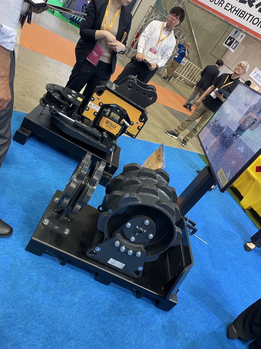 sennokura_kenki's tweet photo. ただいま幕張メッセで行われている
『建設・測量生産性向上展 (CSPI-EXPO 2024)』に、
今年も参加してきました😆😆
新しいアタッチメントなどたくさんあり勉強になりました!
今後千乃蔵でもどしどし掲載していきたいと思います🙌💓
#建機 #重機 #千乃蔵 #アタッチメント #幕張メッセ #CSIP-EXPO 2024 https://t.co/pTlbFzqRcw