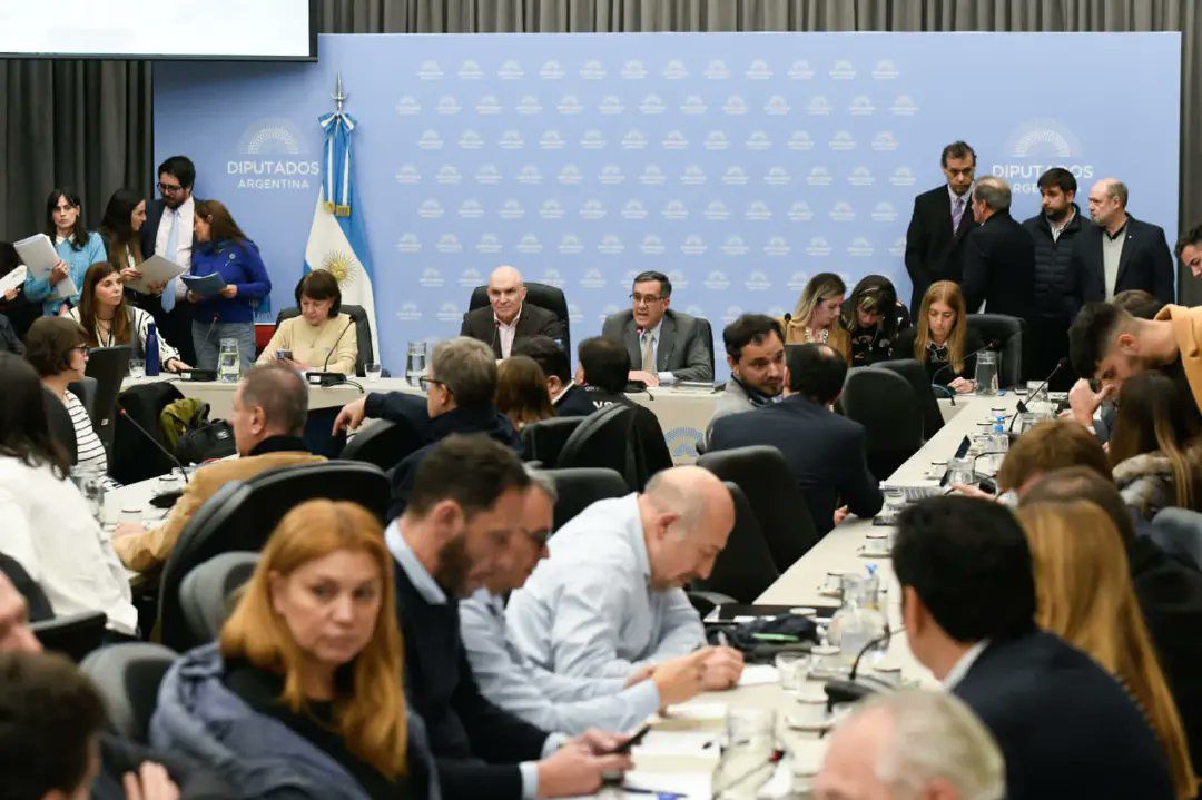 Hoy en <a href="/Diputados_UxP/">Diputados UP</a> logramos dictamen de mayoría para nuestro proyecto de financiamiento universitario. Ahora debemos tratarlo en el recinto; actualización de partidas de funcionamiento, salarios e infraestructura para cada una de las 62 universidades nacionales argentinas🇦🇷