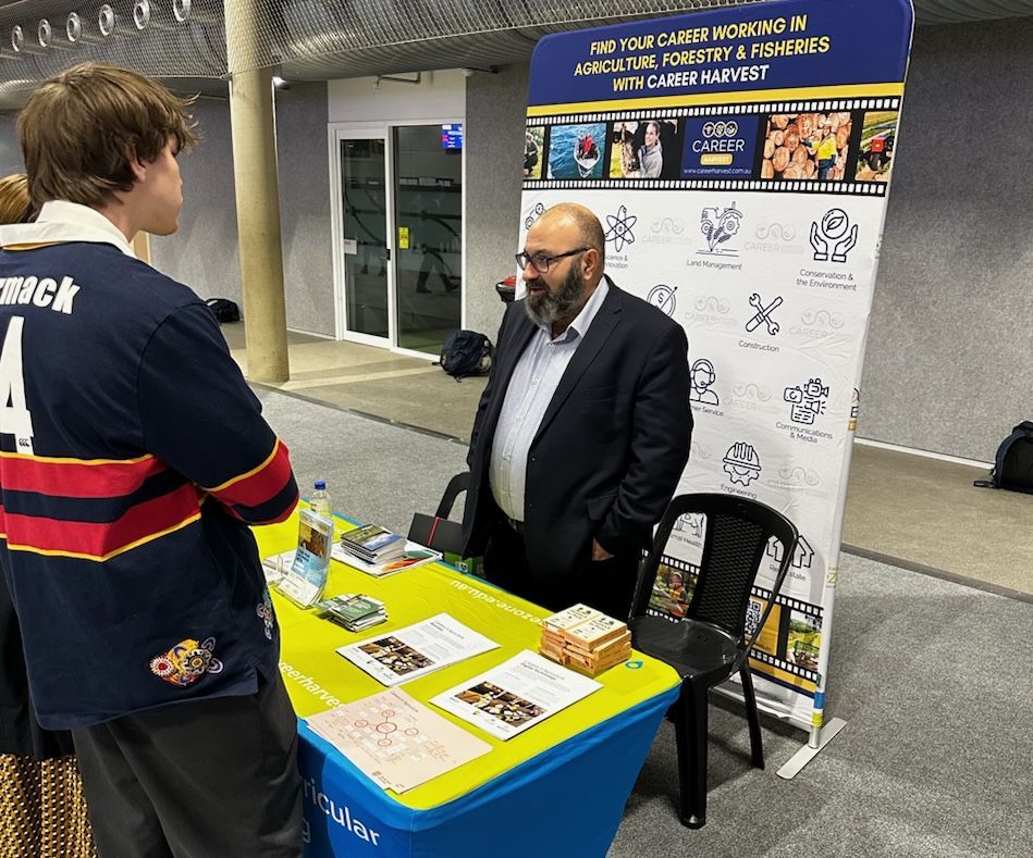 On Wednesday evening, PIEFA's CEO attended the @BarkerCollege Careers Evening!
Luciano presented to Year 10 students about careers in agriculture, noting the range of information on @careerharvest. 

#AgCareers #FoodAndFibreCareers #AgVenture #FutureOfFarming