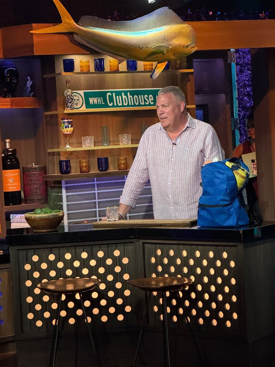 Quiet on the set ! 🎬 Our very own @RobScheer6 was behind the bar in tonight’s episode of Watch What Happens Live with Andy Cohen. (📸 @charlessykes) @BravoTV @BravoWWHL 

#ComfortCases #BeAGoodHuman #NoMoreTrashbags #WatchWhatHappensLive #AndyCohen #RobScheer #WWHL
