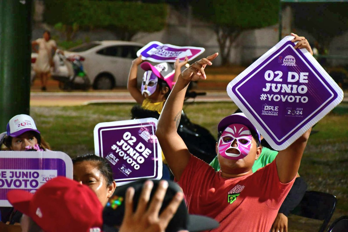 ople_Ver's tweet image. #ActividadesOPLEV 🗳️ #Cosoleacaque disfrutó de una tarde de #LuchaLibreTripleV: "Voz, Voto, Veracruz", donde niñas, niños y adultos acompañaron a Defensor Democrático🦸‍♂️, Mascarita Democrática🦸‍♀️ y a la Reina de la Inclusión🦸🏻en su lucha contra el abstencionismo electoral.
🧵