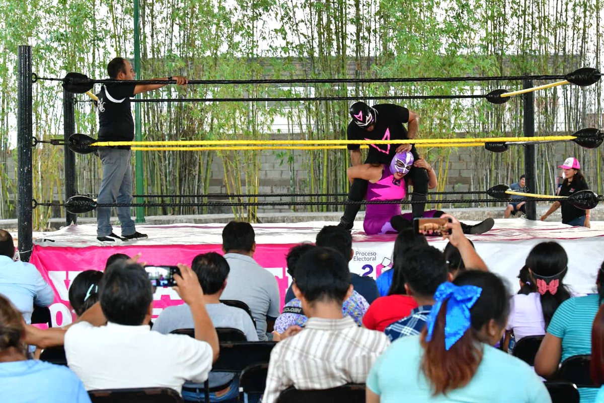 ople_Ver's tweet image. #ActividadesOPLEV 🗳️ #Cosoleacaque disfrutó de una tarde de #LuchaLibreTripleV: "Voz, Voto, Veracruz", donde niñas, niños y adultos acompañaron a Defensor Democrático🦸‍♂️, Mascarita Democrática🦸‍♀️ y a la Reina de la Inclusión🦸🏻en su lucha contra el abstencionismo electoral.
🧵