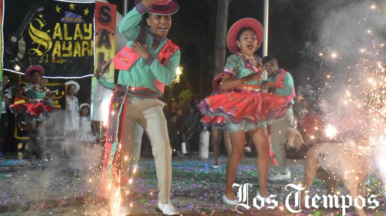 LosTiemposBol's tweet photo. #LTahora #Cochabamba
Encuentro y concurso por el Día Departamental de la Danza del #Salay, en la plaza 14 de Septiembre. 
📸José Rocha - Los Tiempos 
https://t.co/Z5HYPRRw17 https://t.co/1qhMAawWir