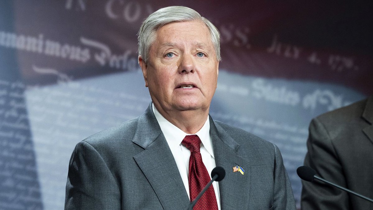 TheCalvinCooli1's tweet photo. ๐จNew: South Carolina GOP Senator Lindsey Graham blasts Supreme Court Justice Samuel Alito for displaying the Appeal to Heaven Flag and displaying the America Flag upside down at his house. Graham said, โIt's not good judgment to do that.โ https://t.co/eQeBfTRJW9