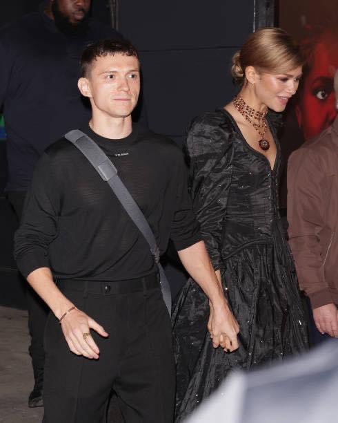 Tom Holland y Zendaya saliendo del teatro en la noche del estreno de “ROMEO & JULIETA”.