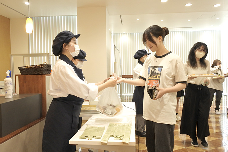5月21日（火）の昼休みに、製菓・製パン科の2年生が学内にて販売実習を実施しました🥖
🔽詳しくはこちら🔽
numasen.ac.jp/2024/05/24/%e3…
#沼津 #沼情 #沼津情報ビジネス専門学校 #専門学校 #専門学校生 #製菓 #製パン #パティシエの卵 #スイーツ #パン作り #お菓子作り