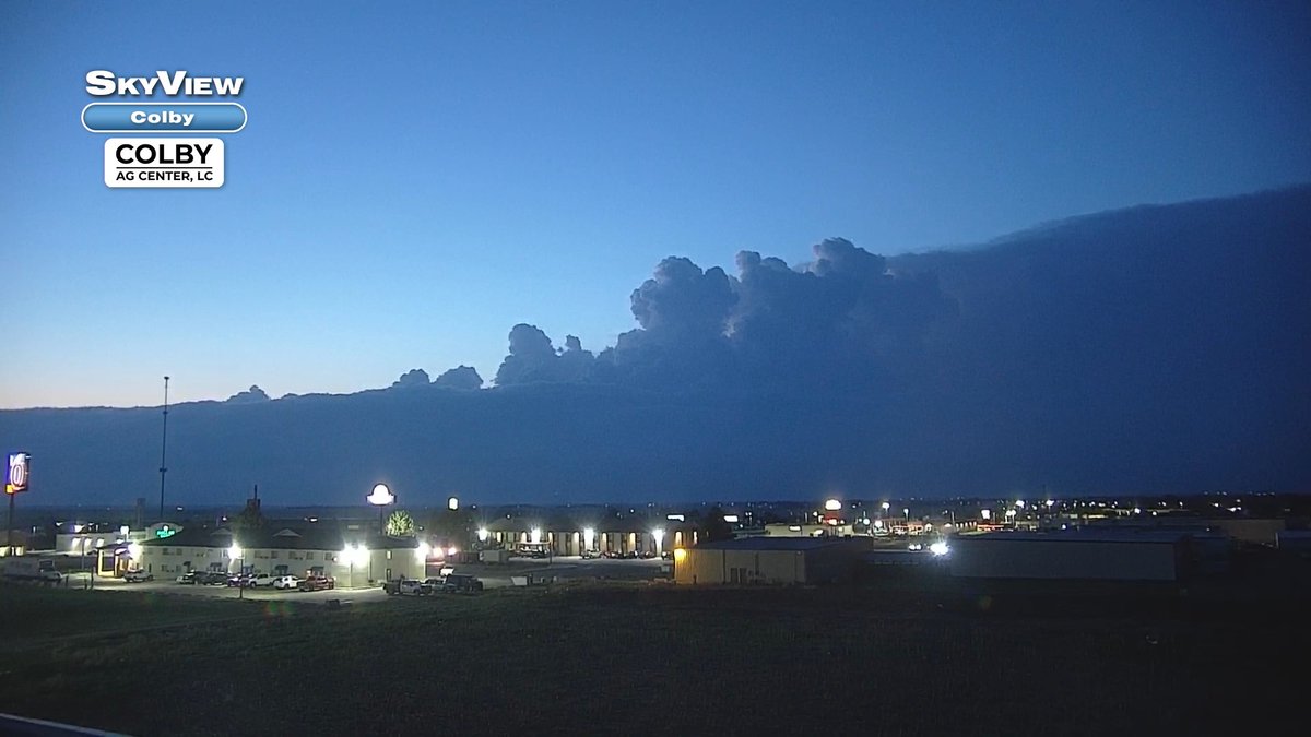Line of severe thunderstorms hugging the Kansas/Nebraska state line to the northwest. This is the sight from Colby. @KSNNews @KSNStormTrack3 #kswx #newx