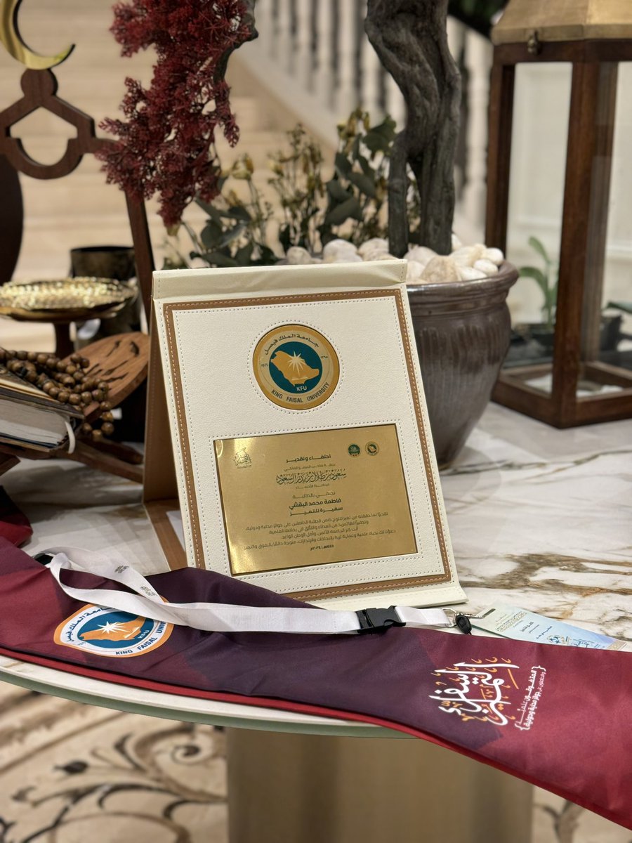 FMohdd6's tweet photo. وبذلت كي أسمو عيون تفوقـي
حتى أُسلّـط نحــويَ الأبصـــارا
@aladeeb_49 
تم بحمد الله تكريمي بوسام التميّز لأصحاب الجوائز المحلية والدولية من قِبَل صاحب السمو الملكي الأمير سعود بن طلال ال سعود ومدير الجامعة د.مهنا الدلامي في حفل سفراء التميز 🏆✨ https://t.co/7Djntd63mM