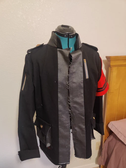 Other costume I'm struggling (STRUGGLING) to finish...."do I need 4 uselessly complicated functional pockets or finish lining the jacket? " 