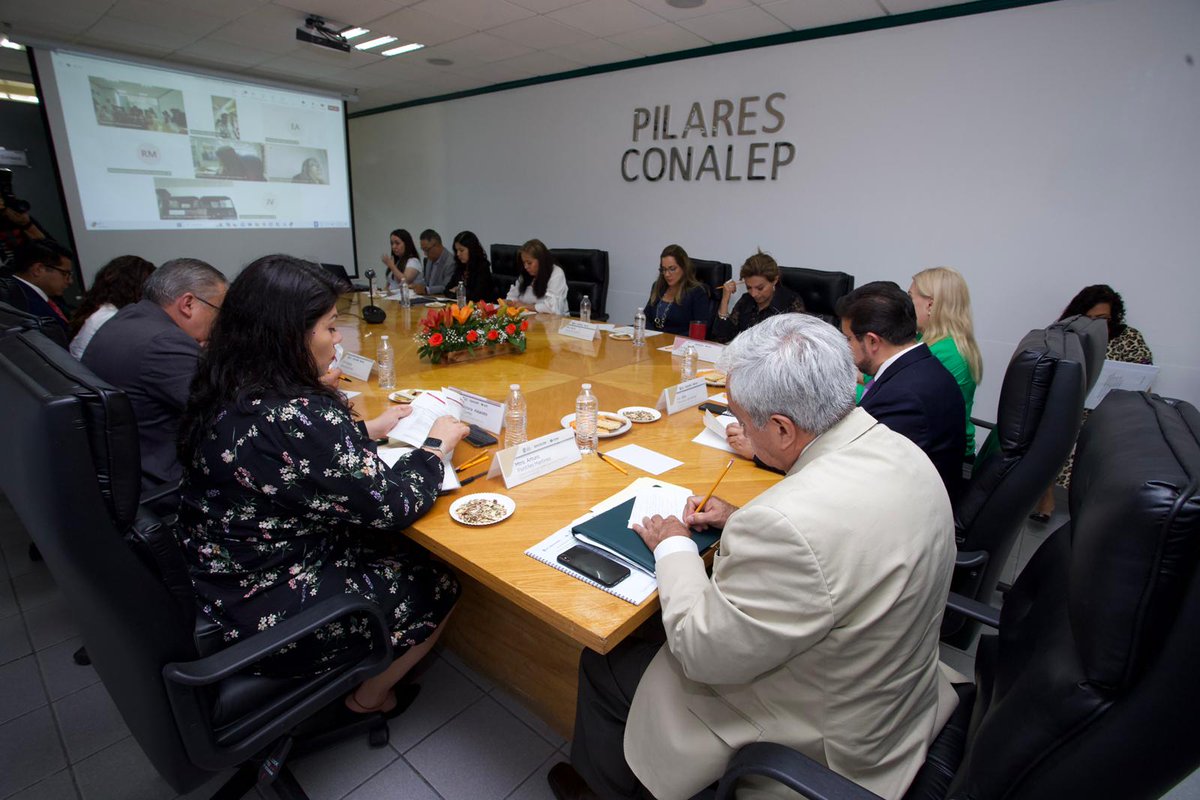 CONALEP_Mex's tweet photo. Nuestro director @arturpontifes el día de hoy estuvo presente en el Consejo Directivo del @Conalep_Edomex, donde se aprobaron importantes iniciativas para seguir ofreciendo una educación de excelencia en nuestra institución. https://t.co/4IBuEX6P91