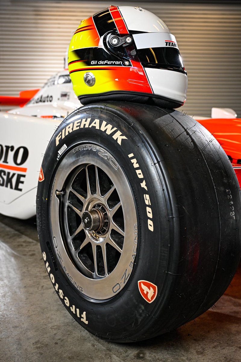 Ce casque m’est tres cher. Il représente Notre lien fort avec Gil. Je suis tellement fier de porter ses couleurs et les miennes reunit ici a Indianapolis. Chaque details furent réfléchi avec attention, tout comme Gil l’aurait voulu. Merci mon Yoda