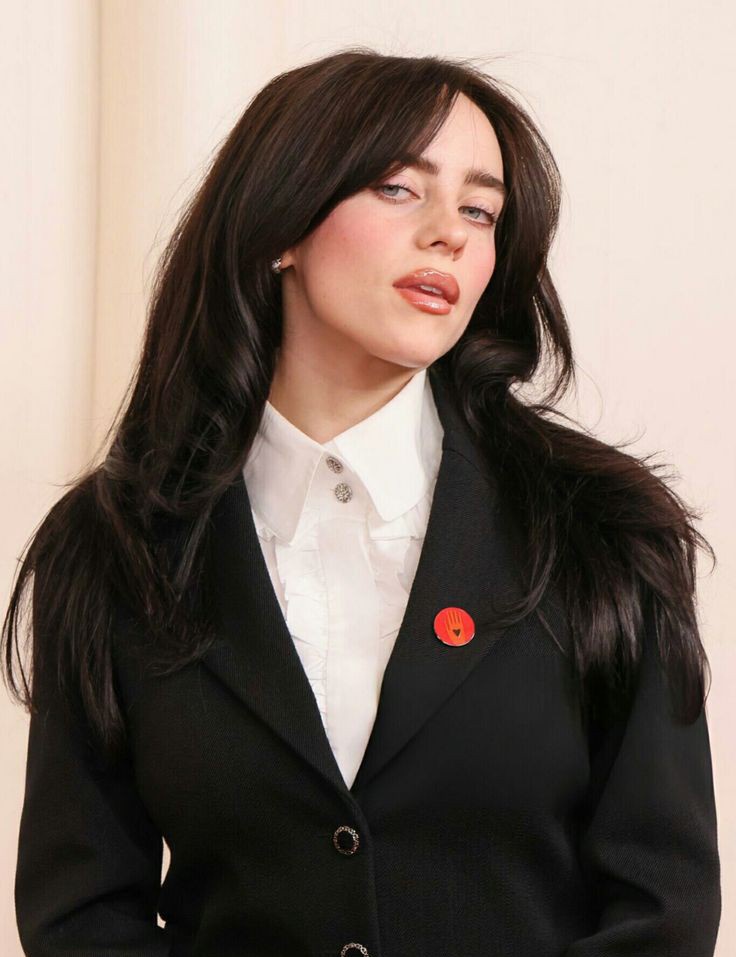 dark_salvatoree's tweet image. History will always remember how a 22 year old girl made "the music industry" and her huge fanbase insecure for a whole damn week!