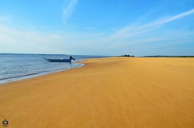 No es Morrocoy, no es Mochima ni Los Roques Isla del pasto, es un banco de arena en el río Esequibo, frontera entre Venezuela y Guyana. Está rodeada de agua dulce y negra. está a 1 metro sobre el nivel del mar y forma parte de las 365 islas fluviales de dicho río #23May #MiMapa