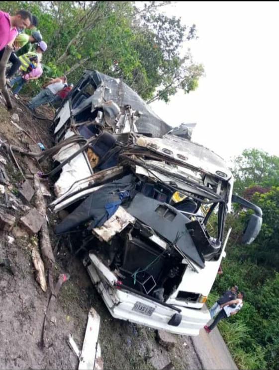 #23May || Una joven muerta y 36 personas heridas fue el saldo que dejó un vuelco de autobús registrado la tarde de este jueves 23 de mayo, en el sector Las Delicias, Caripe, #Monagas. 

Los heridos fueron trasladados hasta el hospital Central de #Maturín  

<a href="/ReporteYa/">Reporte Ya</a>