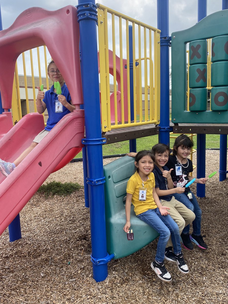 Popsicle party to wrap up a great school year 💚 Have a great summer Huskies! <a href="/hearnehusky/">Hearne Elementary</a>