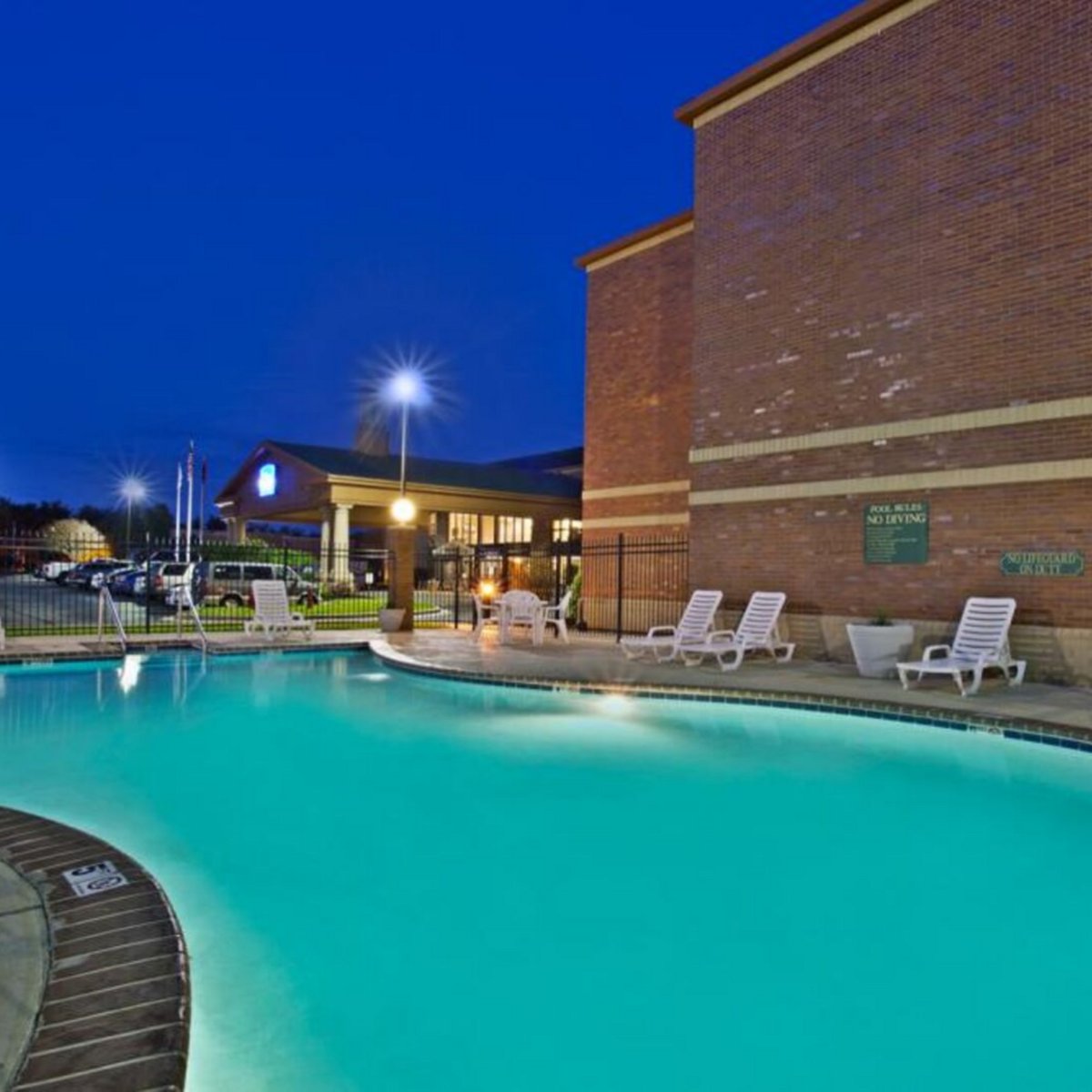 BaymontInnKnox's tweet image. After an inspiring day exploring The #MakerCity aspect of #Knoxville, relax with a swim in our salt water pool, open May-September from 9am-9pm. Make your reservation at bit.ly/2KjD12F. #baymont