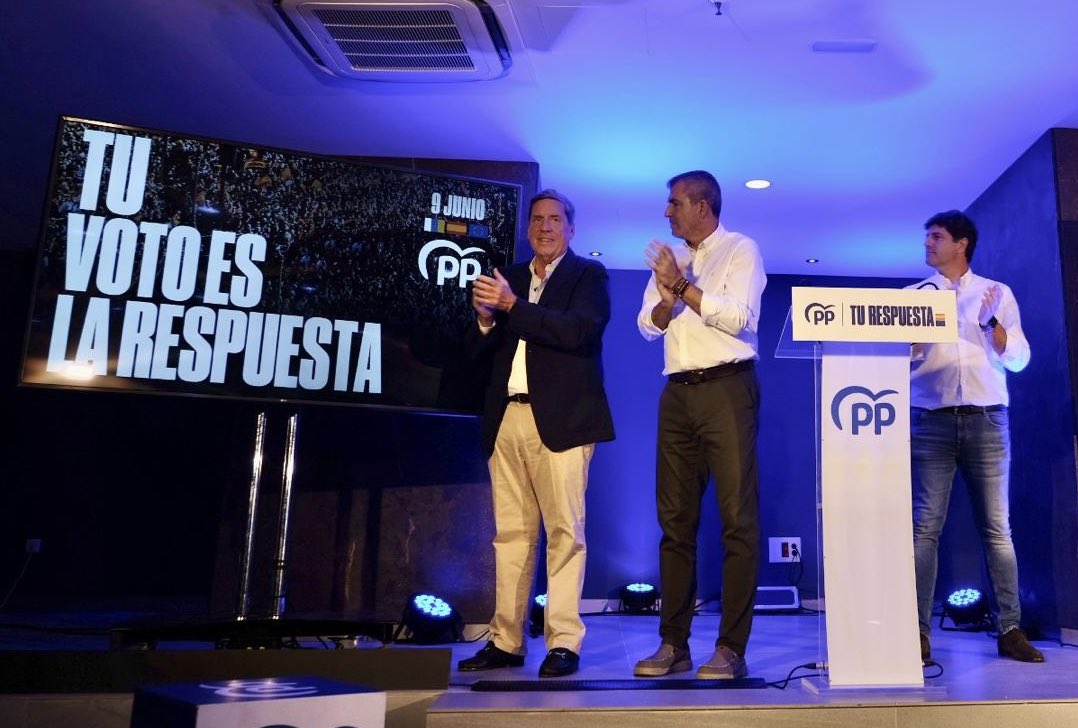 MDominguez_Glez's tweet photo. Arrancamos con fuerza e ilusión las elecciones europeas. Unos comicios que son sumamente importantes para los canarios porque tu voto es la respuesta para el cambio en Europa. Para el cambio en la forma de mirar a Canarias. 

Vamos a por ello @GabrielMatoA 😉 

#9J #turespuesta https://t.co/YtXxBTHkQk