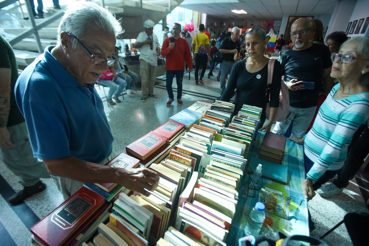Hoy #2May tuve el honor de dejar inaugurada junto al gobernador Adolfo Pereira la Feria Internacional del Libro de Venezuela #Filven —capítulo #Lara— en los espacios de la Biblioteca Pública Pío Tamayo, en #Barquisimeto. La feria rinde homenaje a los escritores regionales Dexy