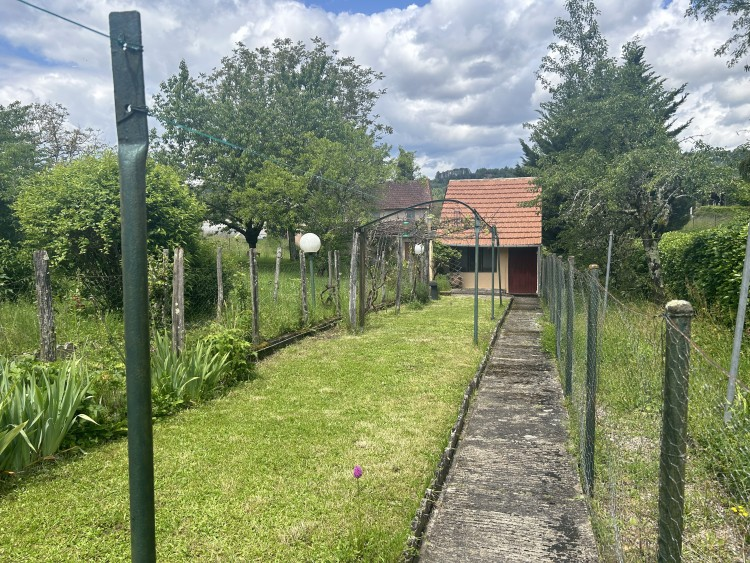 For only €112,350, this charming home in the Perigord Noir has two bedrooms and is ready to be moved into  frenchentree.com/property-for-s…