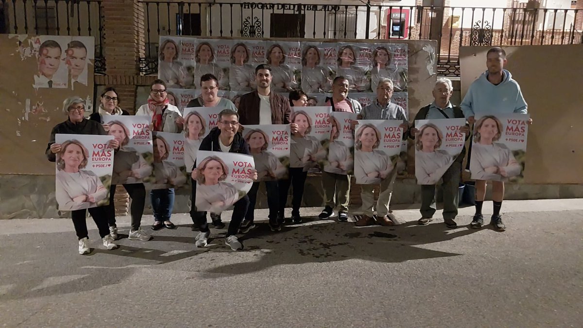 PSOEmalaga's tweet image. ✊🌹 Y seguimos por #FuentedePiedra, #Estepona, #Fuengirola y #SanPedroAlcántara con la tradicional pegada de carteles. #VOTAPSOE #9J #MásPSOE #MásEuropa #MásAndalucía