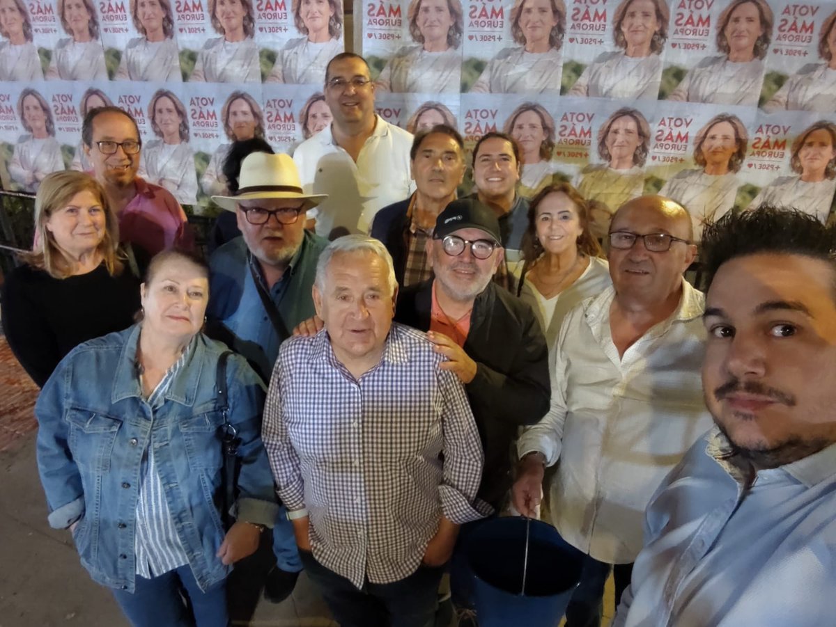PSOEmalaga's tweet image. ✊🌹 Y seguimos por #FuentedePiedra, #Estepona, #Fuengirola y #SanPedroAlcántara con la tradicional pegada de carteles. #VOTAPSOE #9J #MásPSOE #MásEuropa #MásAndalucía
