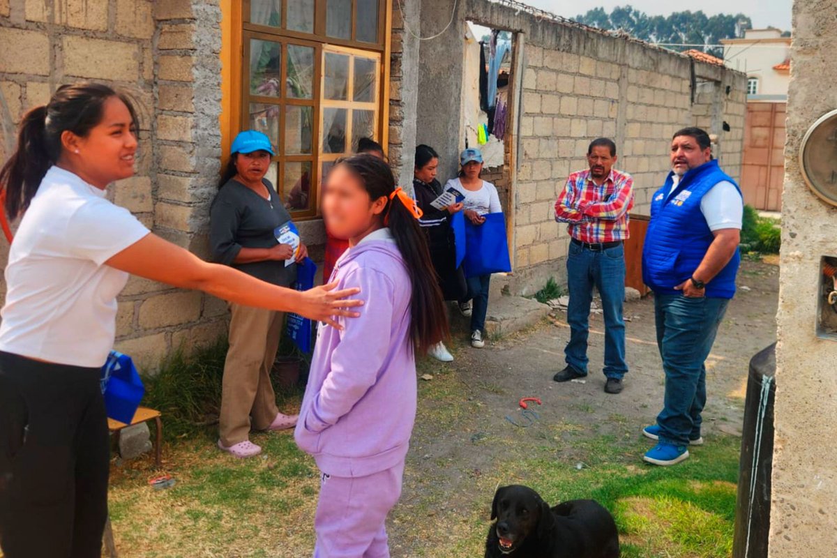 oscargmtzmx's tweet photo. Escuchar sus solicitudes y hacerles llegar mis propuestas es muy importante para mí, por esto sigo recorriendo el #Distrito40 y me comprometo a cumplir todas y cada una de mis propuestas. 

Este 2 de junio vota por la coalición #FuerzaYCorazónPorMéxico💙❤️💛

#OscarGarciaDiputado https://t.co/oip83bOB3F