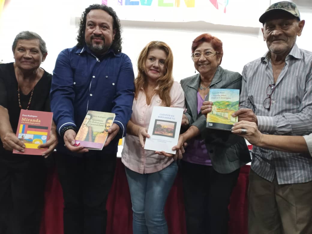 BiblioNacional's tweet photo. #EnFotos 📸 | Bautizo de libros en #Filven capítulo Lara:
1.Cuando dios llegó a Curarigua, de Bernardo Yepez; 2.Cuentos en Barquisimeto, de Digna Luna Villegas; 3.Miranda y la Simbología Patria, de Dexy Rodríguez; 4.Epistolario de Bolívar para el general Lara, de Dexy Rodríguez https://t.co/xjTOq1fjJM