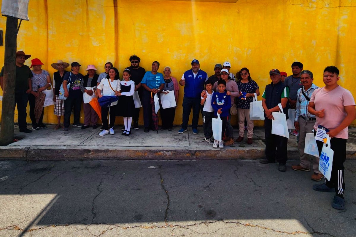 oscargmtzmx's tweet photo. ¡Por ti, por tu familia y por México! 💙❤️💛

Seguimos trabajando en los recorridos del #Distrito40 para darles a conocer mis propuestas, escuchar sus peticiones y necesidades, así como invitarlos a hacer el uso de su derecho al voto libre y secreto. 

#OscarGarciaDiputado https://t.co/LbM0NcyJgj