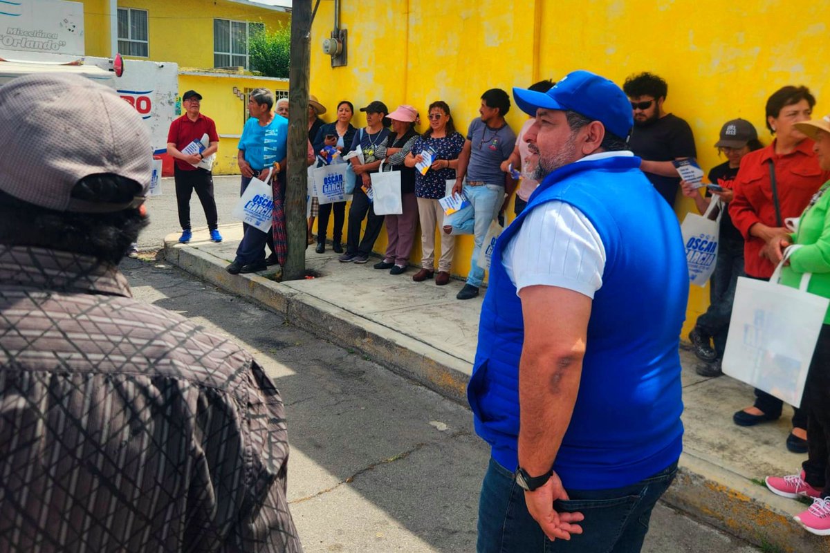 oscargmtzmx's tweet photo. ¡Por ti, por tu familia y por México! 💙❤️💛

Seguimos trabajando en los recorridos del #Distrito40 para darles a conocer mis propuestas, escuchar sus peticiones y necesidades, así como invitarlos a hacer el uso de su derecho al voto libre y secreto. 

#OscarGarciaDiputado https://t.co/LbM0NcyJgj