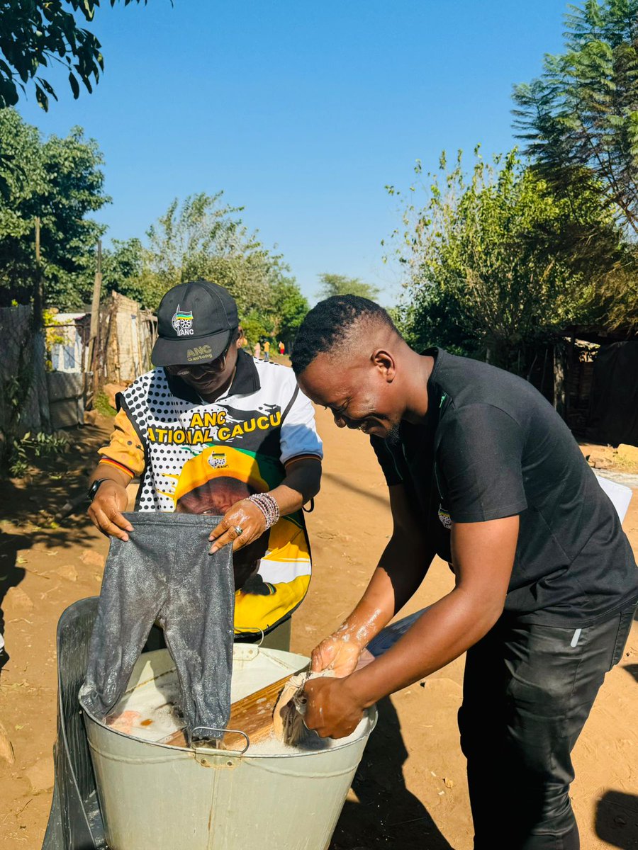 I addressed a community meeting and joined ANC volunteers on a door to door in Tshwane. #VoteANC2024 #LetsDoMoreTogether