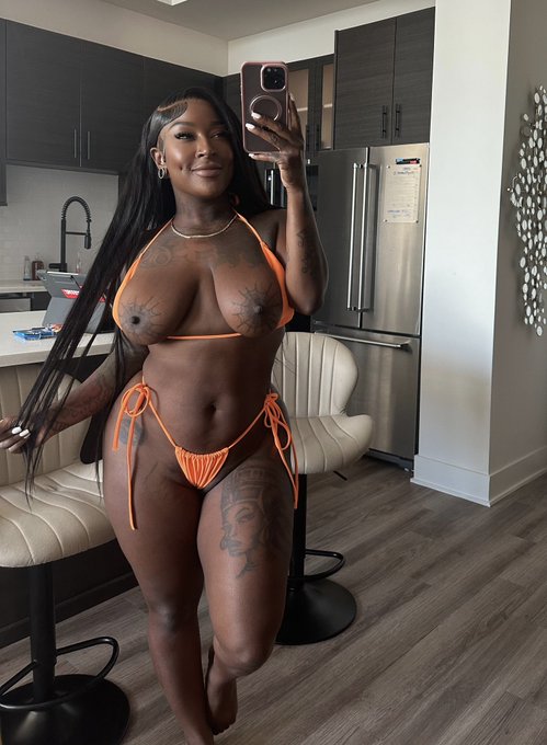 Going live at 7pm est 😍😍😈😈‼️ https://t.co/7zC4FS3QgN https://t.co/E2w1lG1BzS