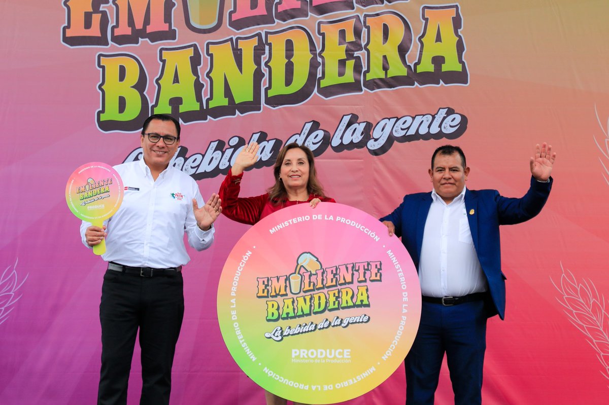 MINPRODUCCION's tweet photo. ✅ Acompañado de la presidenta Dina Boluarte, el ministro Sergio González realizó la firma de la declaración de interés sectorial y lanzamiento del distintivo #EmolienteBandera, que impulsará el crecimiento empresarial de más de 70 000 emolienteros de todo el Perú. https://t.co/XAfKcEx7S1
