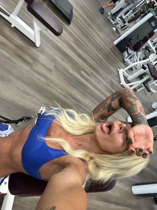 600 calories. 20g Carbs. 40oz water.  48 hours left!   Team SSC 🏆 https://t.co/HULbpoVbJR