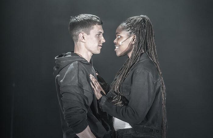 ★★★ Review: Romeo and Juliet – Tom Holland and Francesca Amewudah-Rivers are tremulously intense lovers in Jamie Lloyd’s stark, dark take on Shakespeare’s tragedy @RomeoJulietLDN 👉 thestage.co.uk/reviews/romeo-…