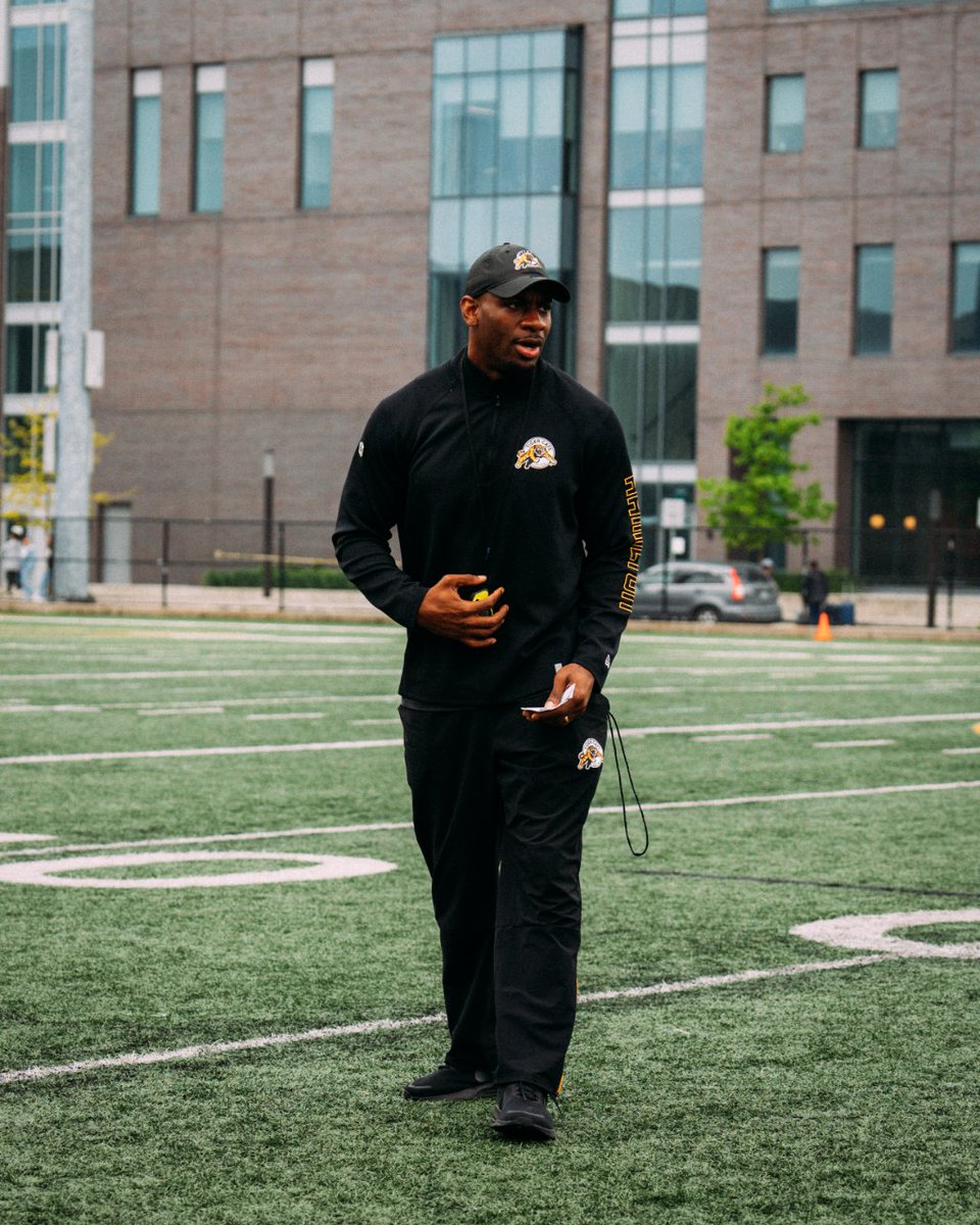 "It ain't about you!" Learning this in my 30s changed everything. Life's setbacks shifted from 'Why me?' to 'How can I serve?' Challenges are stepping stones, not stumbling blocks. Your victory blesses others more than you know. 🙌 #strengthcoach #nutritioncoach #Purpose #ticats