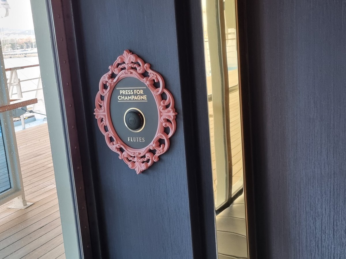 The_Cruise_Life's tweet image. ...and 'press' I did!!! 🍾🥂 👍😎
#cruise #cruising #explorer2