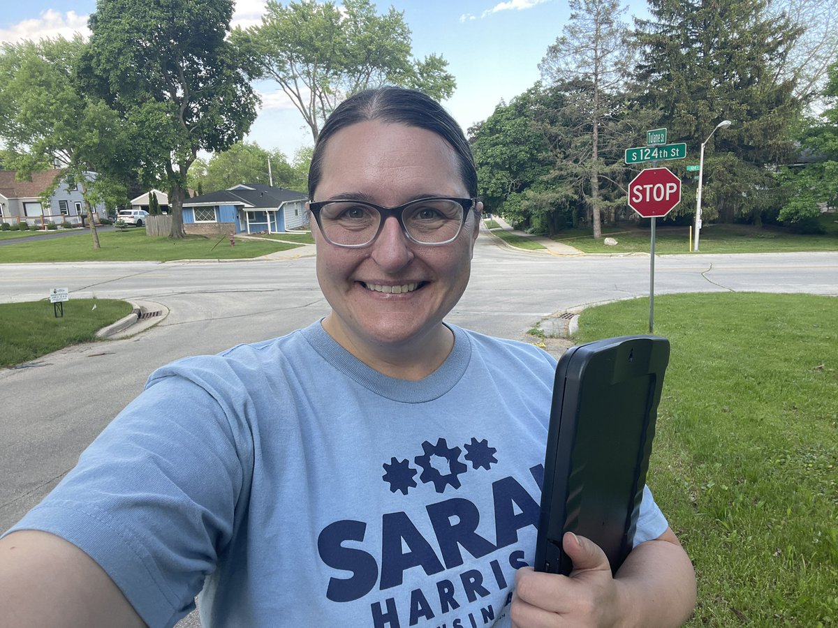 Perfect weather to make the rounds and meet AD15 voters!

Folks want to see household costs such as childcare and healthcare come down, and they are ready to vote accordingly! 

@Waukeshadems @WisDems @AssemblyDemsWI