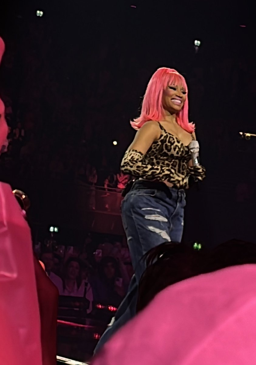 The best night ever! @NICKIMINAJ #GagCityAmsterdam. Thank you so much! Can’t wait to share everything with international barbz end my feelings and my lil vlog 🩷 I am still crying