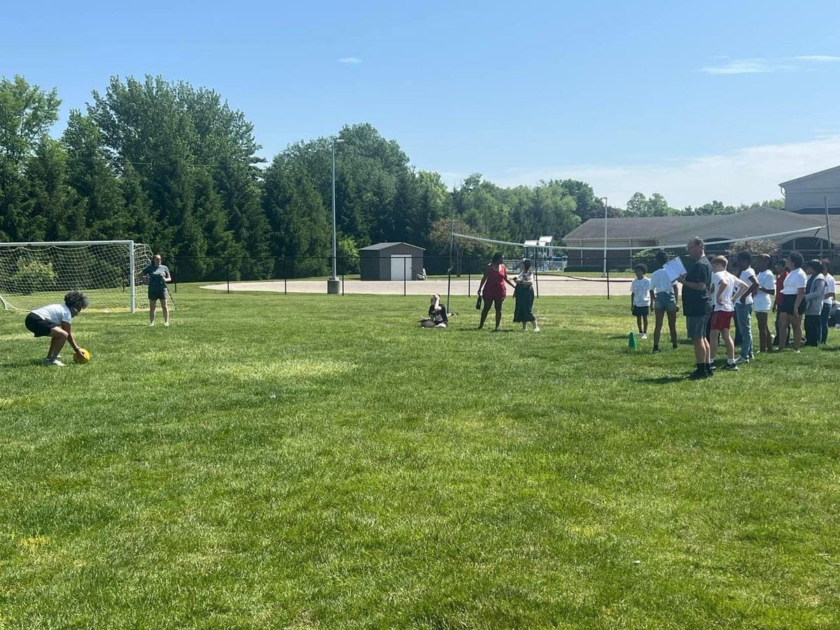 Together we 🎉CELEBRATED🎉 ☄️PLAYED☄️ 🏆HONORED🏆 and 👏🏽CHEERED👏🏽 a Fantastic Group of 6️⃣th Graders Class of 2️⃣0️⃣3️⃣0️⃣ Mary Castle will miss you all and can not wait to see all of the great things you accomplish‼️ #ForeverGlobeTrotters #LIFTmec More 📸: facebook.com/share/p/9GJgAY…