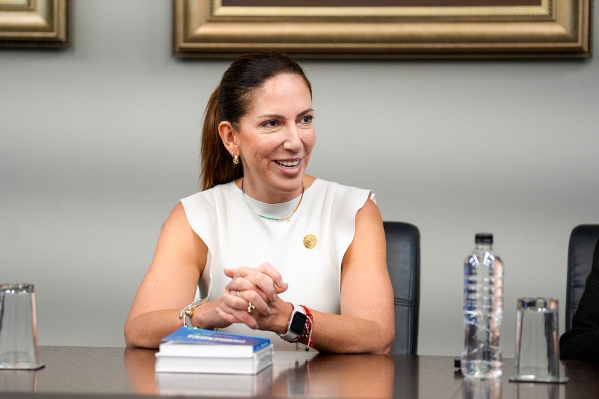 Educacion_Ec's tweet photo. La ministra @AlegriaCrespo, visitó las instalaciones de la @UIDE con el objetivo de fortalecer alianzas por la estrategia de carnetización docente y articular acciones a favor de la educación de #ElNuevoEcuador. 🇪🇨📚

¡El trabajo mancomunado logra grandes resultados para los niños, niñas y adolescentes del país! 👦🏻👧🏻🤝🏼