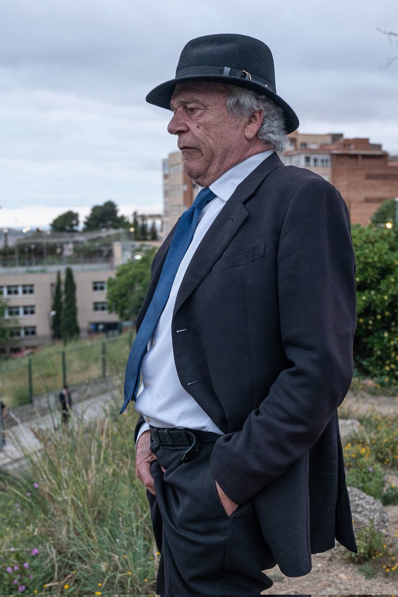 Un assistent a la desfilada de #LouisVuitton al Park Güell es toca els genitals com a mostra de menyspreu i desprestigi cap als manifestants. 📷: @marcasensiofoto (no utilitzar la foto sense cap consentiment previ)