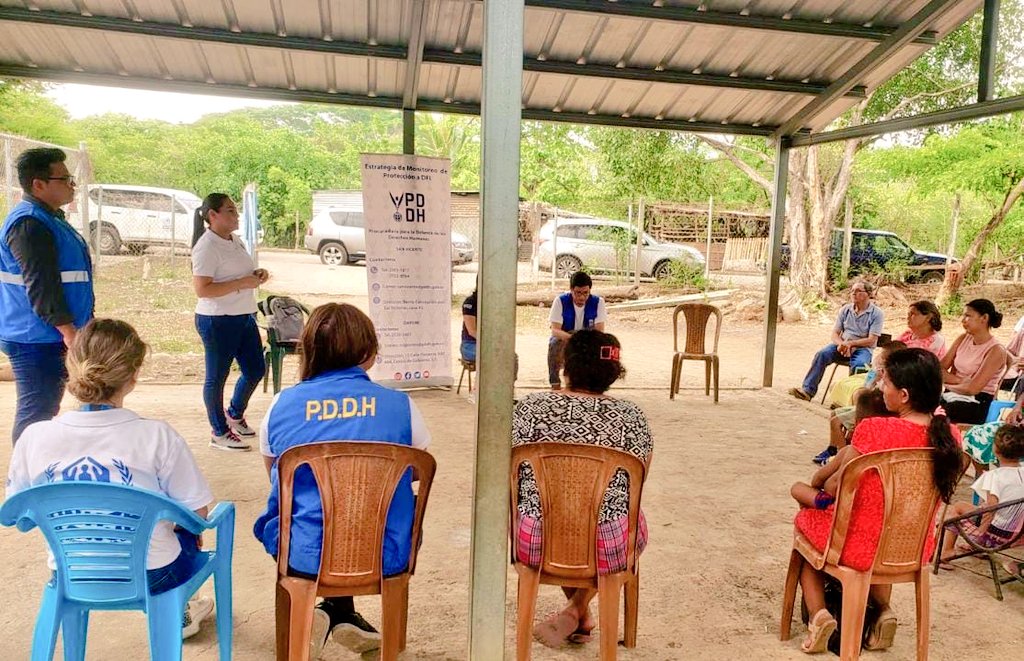 PDDHElSalvador's tweet photo. En el marco de Estrategia Monitoreo de Protección a Desplazamiento Forzado Interno, liderada por #ProcuradoraDDHH @RaqueldeGuevara, #AdjuntaMigrantesySeguridad, Ana Ruth Lara, #PDDHSanVicente y personal técnico #ACNUR y #SETEFE, realizaron visita a comunidades #DistritoTecoluca https://t.co/BVkbdwJF9H