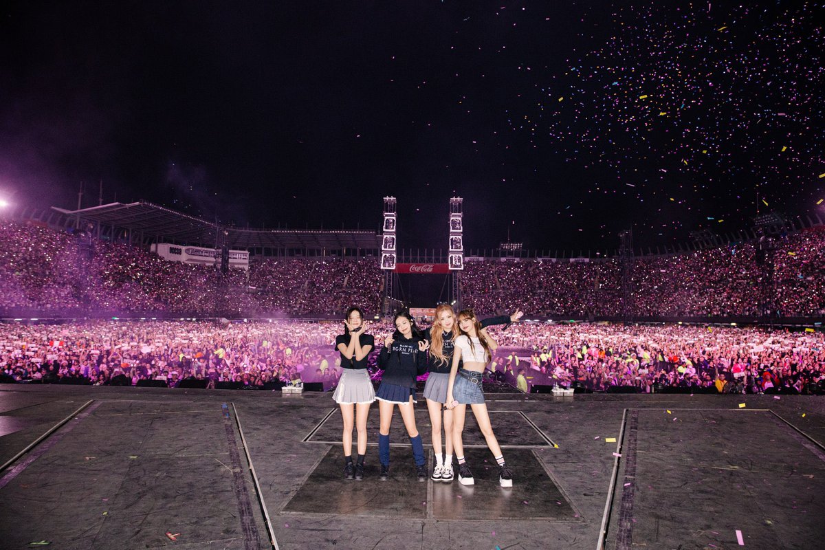 jsboyfie's tweet photo. bornpink world tour:

1. tiket 100% sold out semua no nyisa kursi
2. harga tiket standar kpop ga di murahin, malah di mahalin sampe tembus 11jutaan
3. seat nya juga ga di pangkas banyak, normal stadium diatas 40-50rb
4. sebagai TOUR tersukses no. 1 keseluruhan grup di DUNIA. 

😭 https://t.co/FpUhz8HS6c