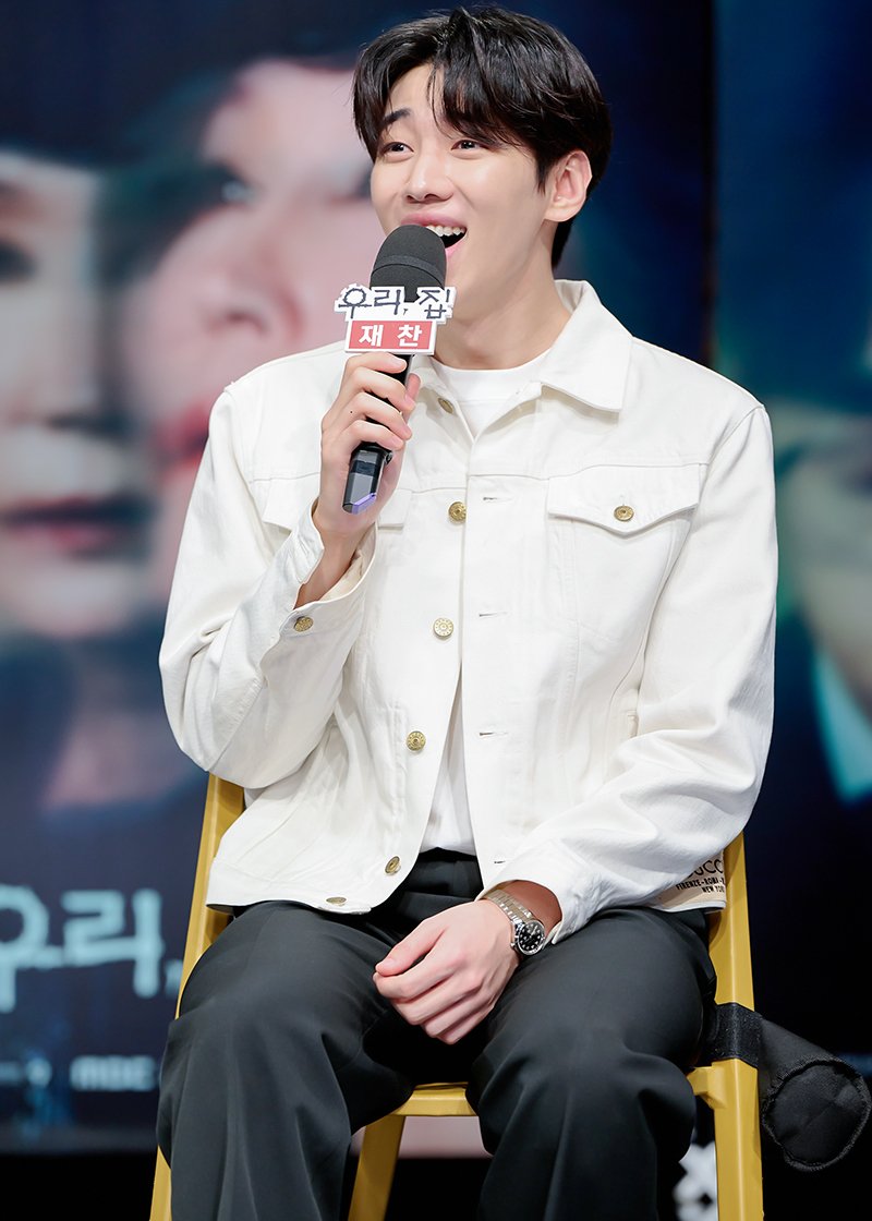 imbcenews's tweet photo. [포토] 재찬, 싱그러운 웃음
#재찬 #JAECHAN #우리집
#MBC드라마 #제작발표회_240523 [iMBC 직찍]

'우리, 집' 제작발표회에 참석한 배우 재찬이 포토타임 및 질의 응답을 하고 있다.

⬇️고화질 Click Plz⬇️
https://t.co/1iXxPGQxS5 https://t.co/pctyJD7GaM