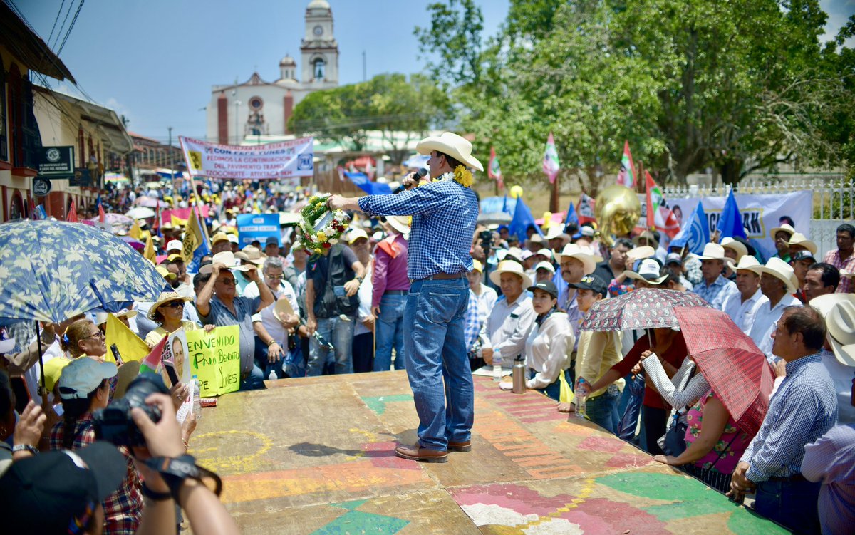 ¡GRACIAS #Huayacocotla por el cariño con el que siempre me reciben! Sigamos sumando esfuerzos para que este 2 de junio el 𝐂𝐀𝐌𝐁𝐈𝐎 y la prosperidad de esta región sean una realidad con un gobierno de 𝐕𝐄𝐑𝐃𝐀𝐃 que resuelva.