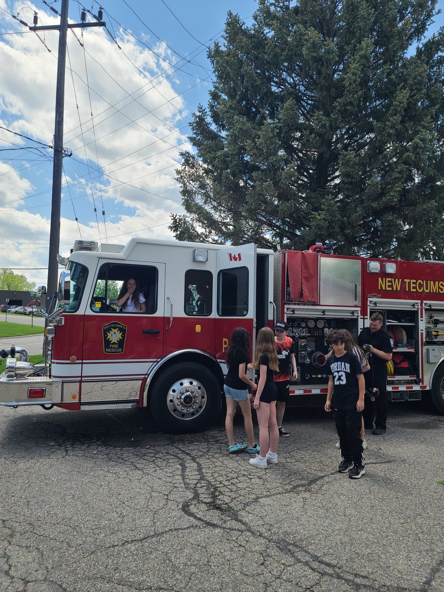 capeloa_class's tweet photo. Thank you to the New Tecumseth Fire Department 🚒 🔥 for hosting the Grade 7s today! @SMCDSB_MRO https://t.co/2oEmZwgrFH