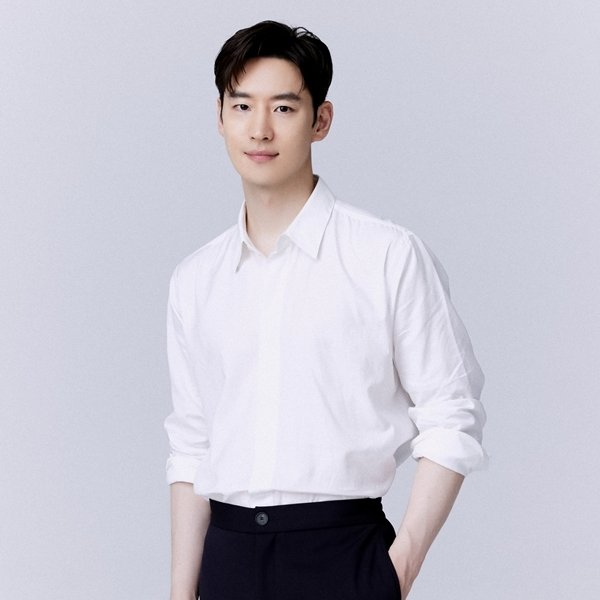 KDramaHandle's tweet photo. #LeeJeHoon expressed his desire to do romance dramas:

"I really want to do romance dramas. I’m going to get older, so I really want to do things while I’m still young.” https://t.co/JBp5y8aPL1