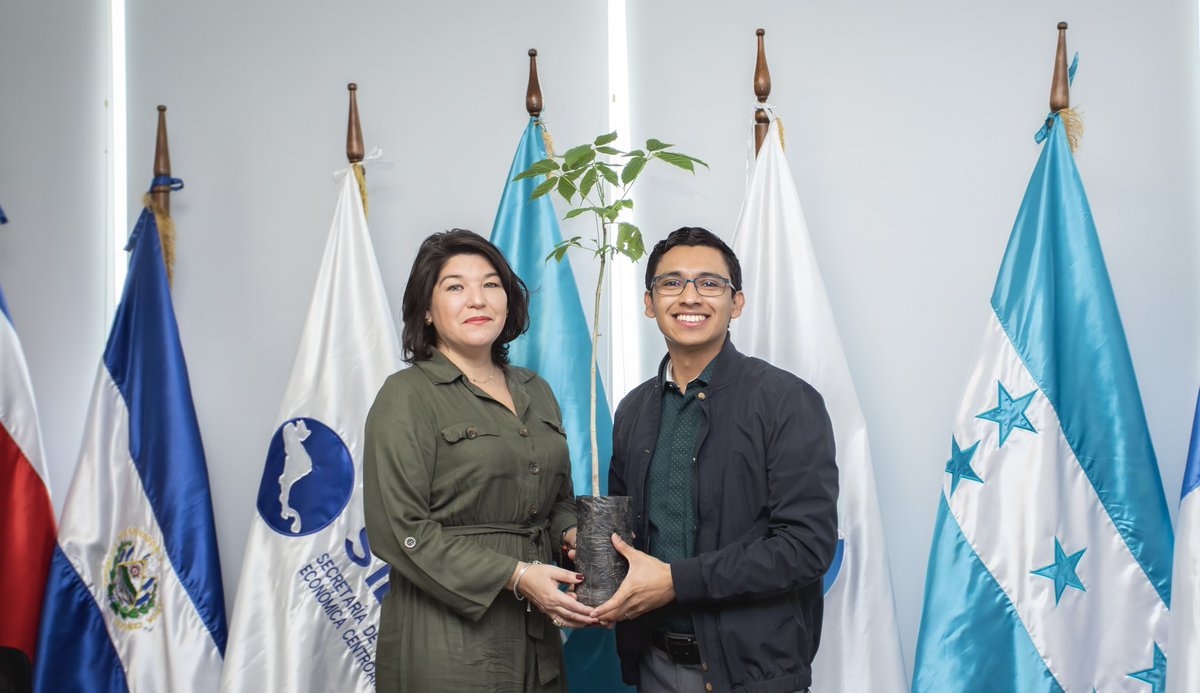 Recibiendo un arbolito de manos de la Regidora Silvia Sosa, nos hemos sumado a la campaña de la A.M.D.C “Sembrando vida, cosechando futuro”.
La Administración Aduanera de Honduras tendrá asignado un predio en la aldea de Corralitos, donde junto a todos nuestros empleados/as