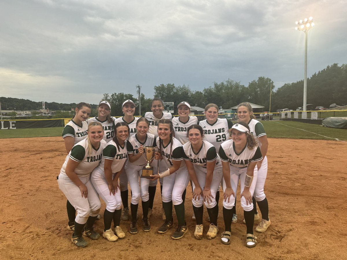 Mountain 7 Regular Season Champ Pic after our win tonight to advance in the Region! 📸🥎